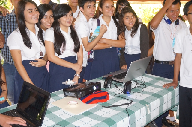 Estudiantes de Instituto Nacional de Ilobasco durante la presentacion del proyecto Diviertete con JavaScript